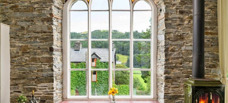 Chapel in Snowdonia with Hot Tub & Games Room图片