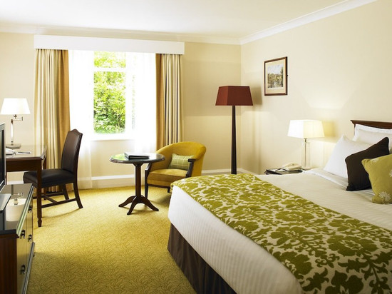 霍林斯霍尔酒店及乡村俱乐部