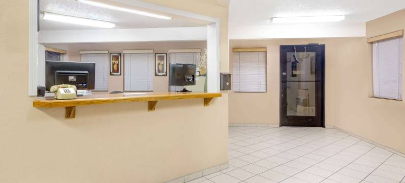 哈瓦苏湖城温德姆速8酒店(Super 8 by Wyndham Lake Havasu City)图片