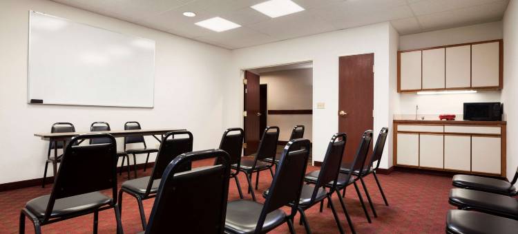 奥罗拉-内珀维尔地区速8酒店(Super 8 by Wyndham Aurora/Naperville Area)图片