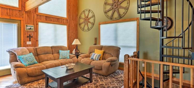 有甲板和私人热水浴缸的乡村Lamar小屋(Rustic Lamar Cabin w/ Deck & Private Hot Tub)图片