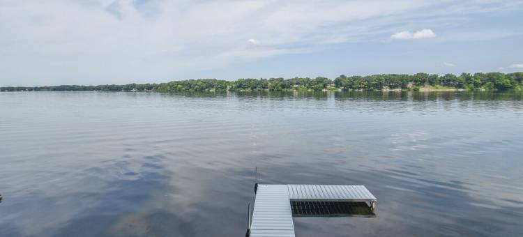 Rustic Hills Retreat...a scenic home on beautiful lake front property.图片