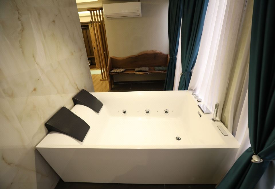 Hotel 1 Maji Hotel Overview