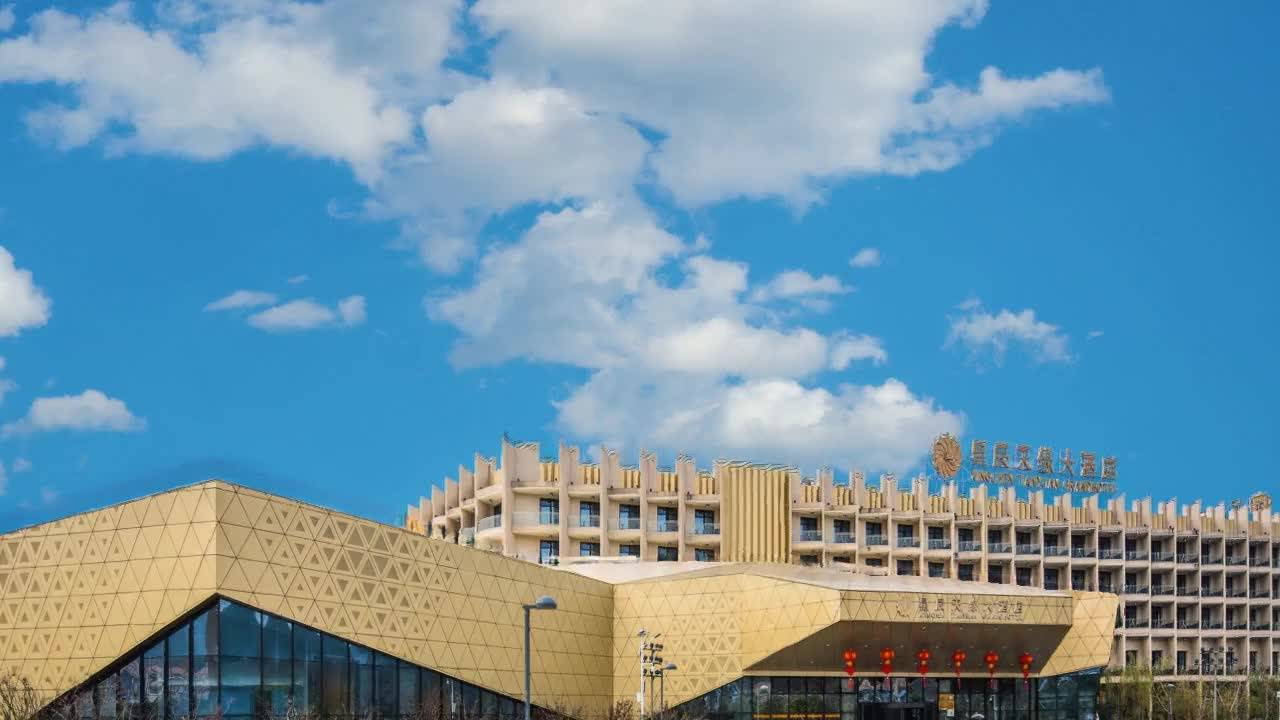 Pingtang Xingchen Tianyuan Grand Hotel under the night sky