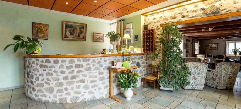 La Crèche酒店餐厅及其室内游泳池 - Logis Hôtels(Hôtel Restaurant la Crèche et sa Piscine intérieure - Logis Hôtels)图片