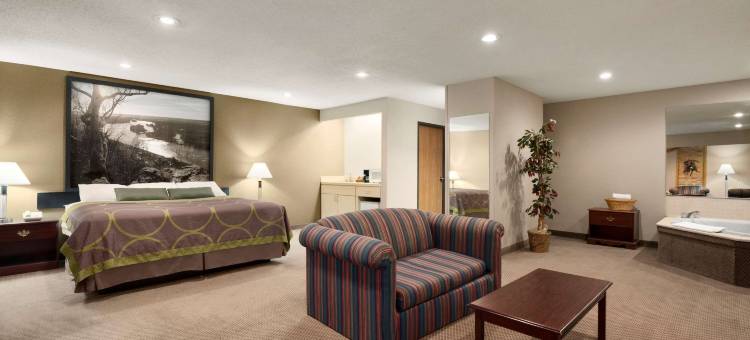 格林贝I-43巴士公园速8酒店(Super 8 by Wyndham Green Bay I-43 Bus. Park)图片