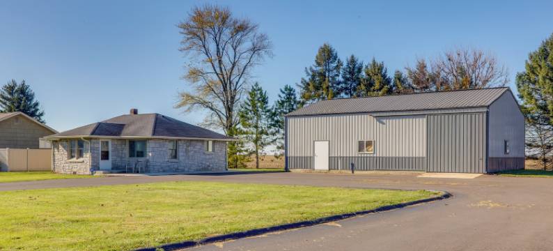 弗朗西斯维尔家庭度假屋，带私人露台和日落美景(Private Patios & Sunset Views: Francesville Home)图片