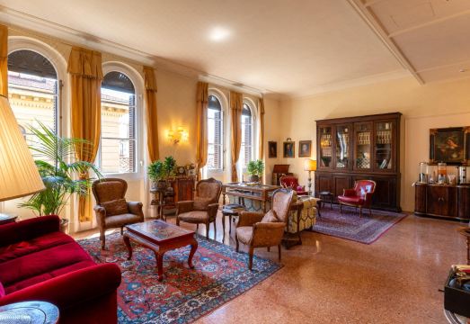 Hotel PendiniHotel Overview