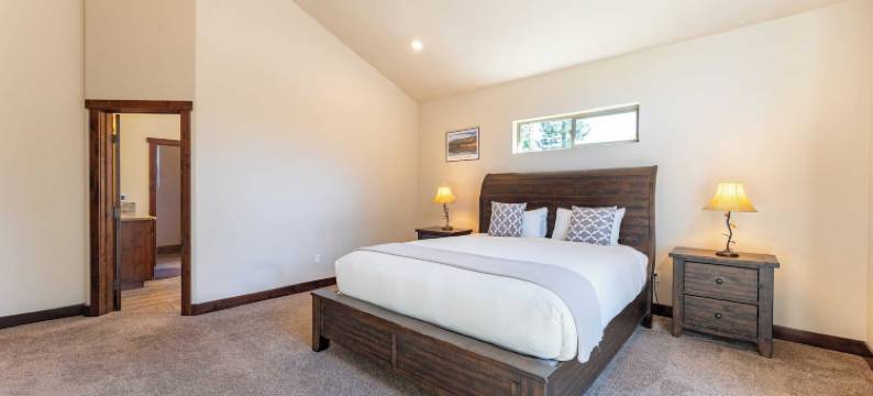 Avantstay的Meyers Meadow热水浴缸，大露台(10Mins to Lake • Hot Tub Game Room Forest Views Meyers Meadow by AvantStay)图片