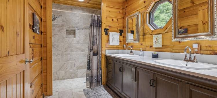 舒适的小屋，带电动车充电器、火坑和床秋千(Chasing Cubs Cabin by Beyond Expectations)图片