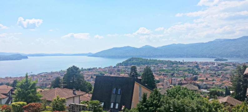 Chalet by Lake Maggiore with Garden Views图片