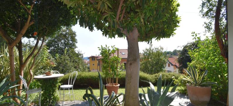 Chalet by Lake Maggiore with Garden Views图片