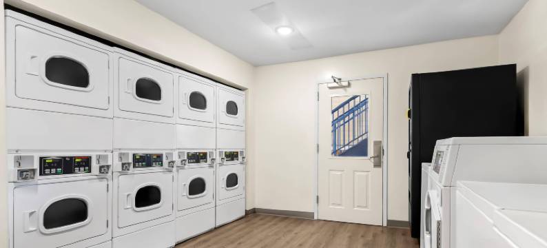 莱克兰北 I-4 郊区开放式客房(Suburban Studios Lakeland North I-4)图片