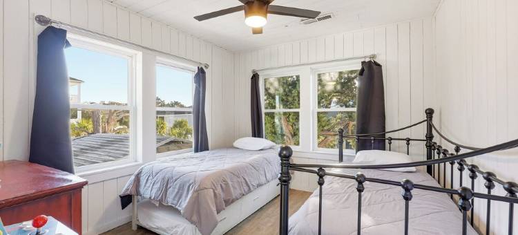 Entire House! Cottage Two Blocks from Beach w/ Swimming Pool, Hot Tub & Carport图片