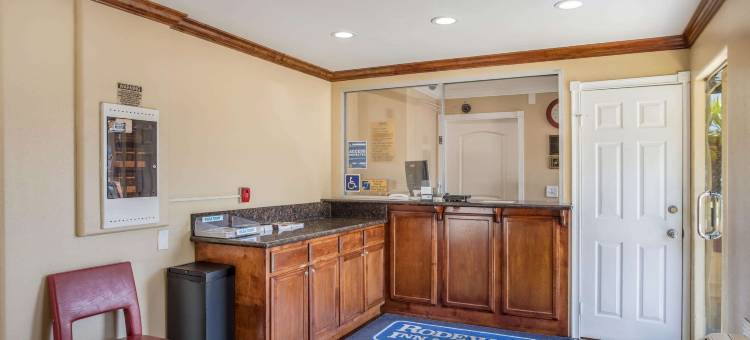 罗德威帕萨迪纳套房假日酒店(Rodeway Inn & Suites Pasadena)图片