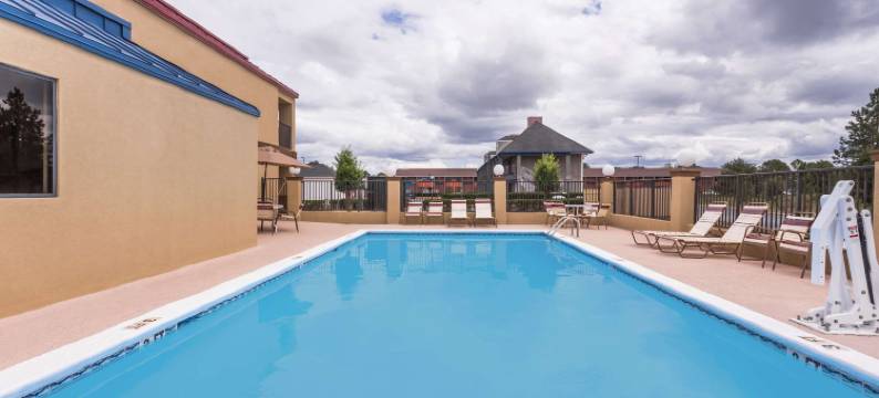 华纳罗宾斯戴斯套房酒店-近罗宾斯空军基地(Days Inn & Suites by Wyndham Warner Robins Near Robins AFB)图片