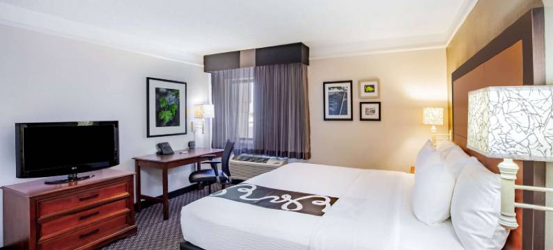 休斯顿贝敦东拉昆塔温德姆套房酒店(La Quinta Inn & Suites by Wyndham Houston Baytown East)图片