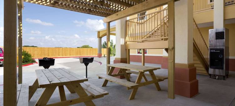 冈萨雷斯温德姆戴斯套房酒店(Days Inn & Suites by Wyndham Gonzales TX)图片