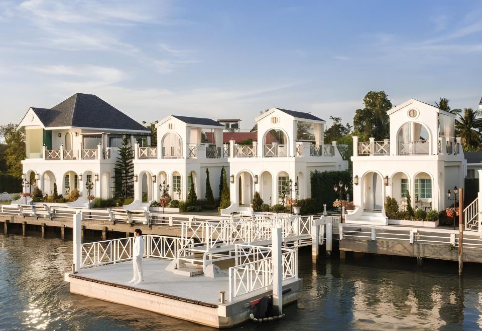 Prima Amphawa Hotel Overview