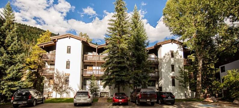 Top-Floor Alpine Condo • Mountain Views • on Free Bus Line • Perfect for Couples图片