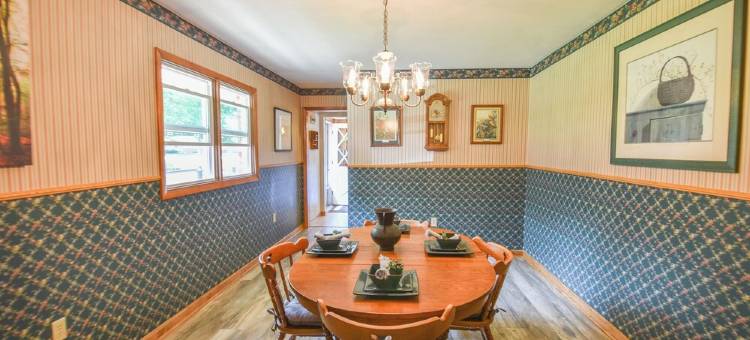 Rustic Hills Retreat...a scenic home on beautiful lake front property.图片