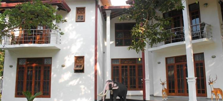 玛哈库马拉白房子酒店(Mahakumara White House Hotel)图片