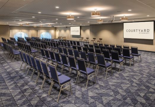 Courtyard Santa Cruz Hotel Overview