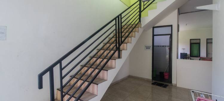 RedDoorz Syariah靠近Madiun火车站(RedDoorz Syariah Near Stasiun Madiun)图片