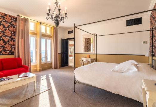 Hostellerie du Château des Fines RochesHotel Overview