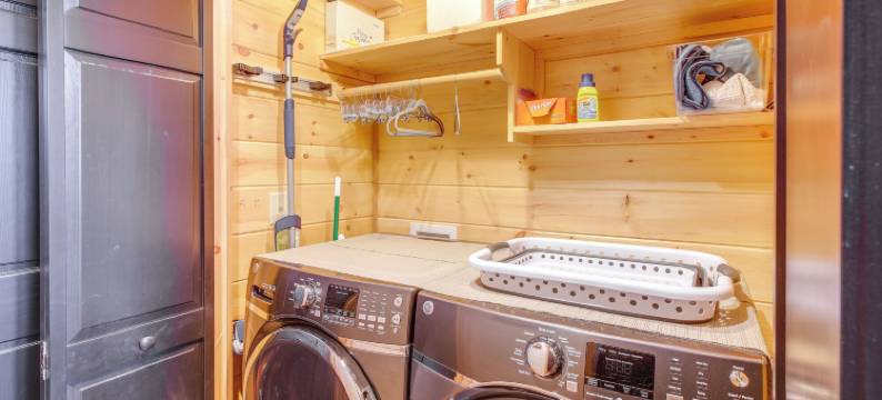 带露台和热水浴缸的豪华矿石山舱！(Luxury Mineral Bluff Cabin with Deck and Hot Tub!)图片