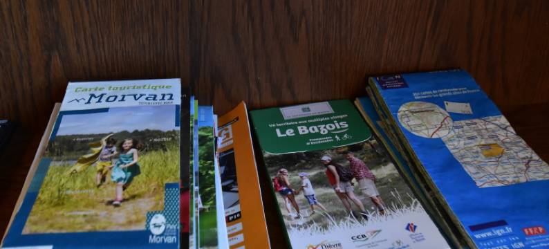 Cottage in France with Garden near Lake图片