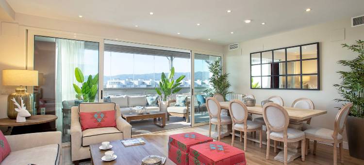 Bright stay Córdoba. Paseo de la victoria图片