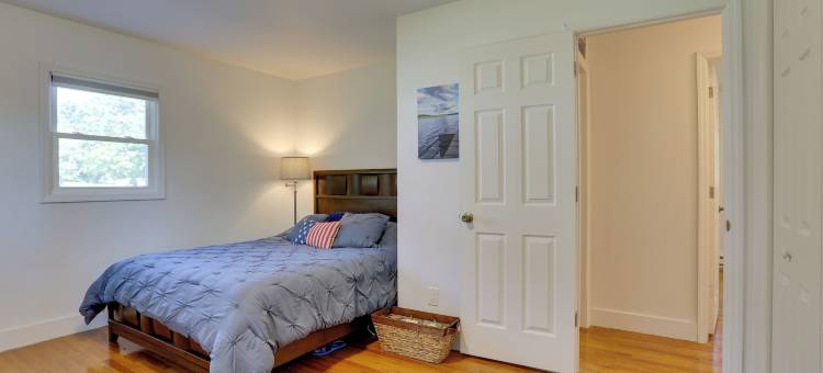 带露台的基亚梅沙湖度假屋：距离世界度假村4英里！(Kiamesha Lake Home w/ Deck, 4 Mi to Resorts World!)图片