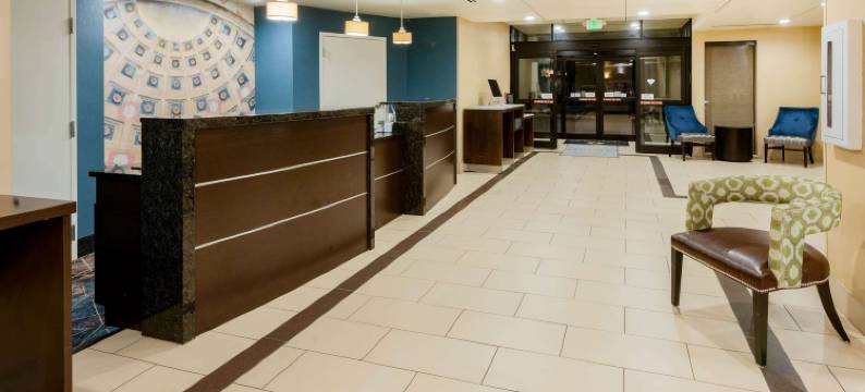 哥伦布格罗夫城拉昆塔温德姆套房酒店(La Quinta Inn & Suites by Wyndham Columbus - Grove City)图片