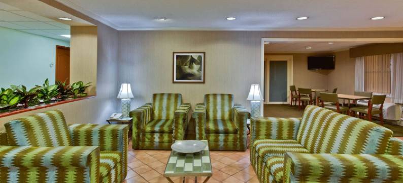 莱克兰东拉昆塔温德姆套房酒店(La Quinta Inn & Suites by Wyndham Lakeland East)图片