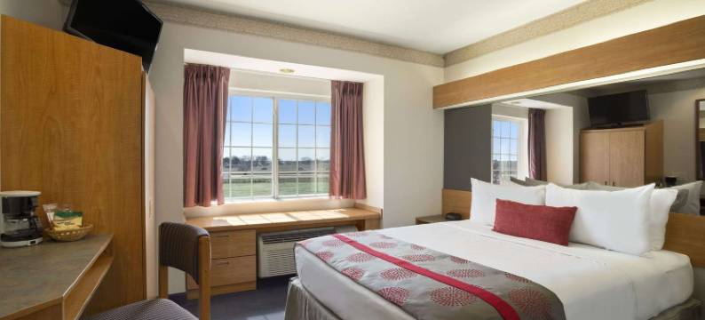 布卢明顿华美达酒店(Ramada Limited Bloomington)图片