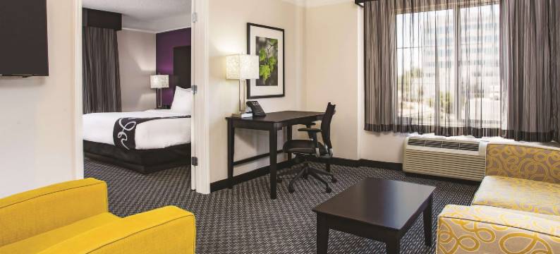 拉斯维加斯萨默林科技拉昆塔温德姆套房酒店(La Quinta Inn & Suites by Wyndham Las Vegas Summerlin Tech)图片