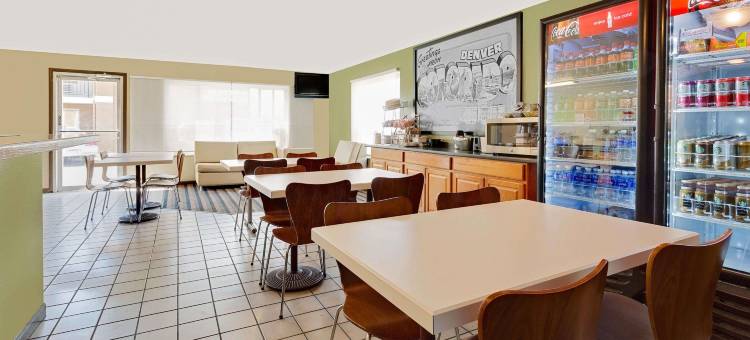 丹佛中心速8酒店(Super 8 by Wyndham Denver Central)图片
