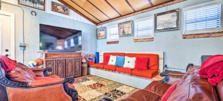 San Marcos River Hideaway with Game Room and Fire Pit图片