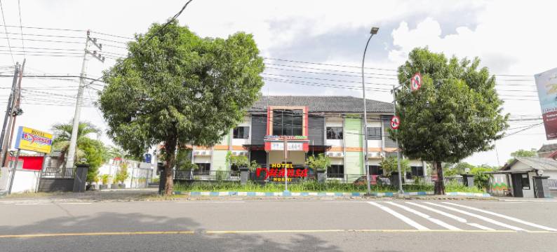 努安萨恩加维酒店(RedDoorz at Hotel Nuansa Ngawi)图片