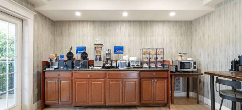 雪松贝斯特韦斯特酒店(Best Western Cedar Inn  Suites)图片