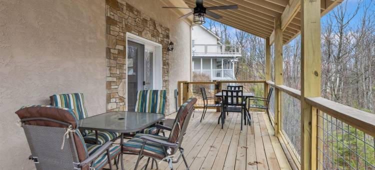 壮观的带热水浴缸壁炉按摩浴缸的家(Hawks Nest by Beyond Expectations W Hot Tub)图片