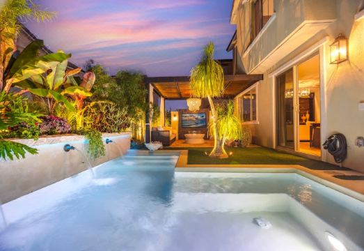 Stunning Pool and Spacious Interiors - Elegant Getaway Retreat Hotel Overview