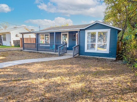 邻近市中心时尚的4卧2浴装修过的房子