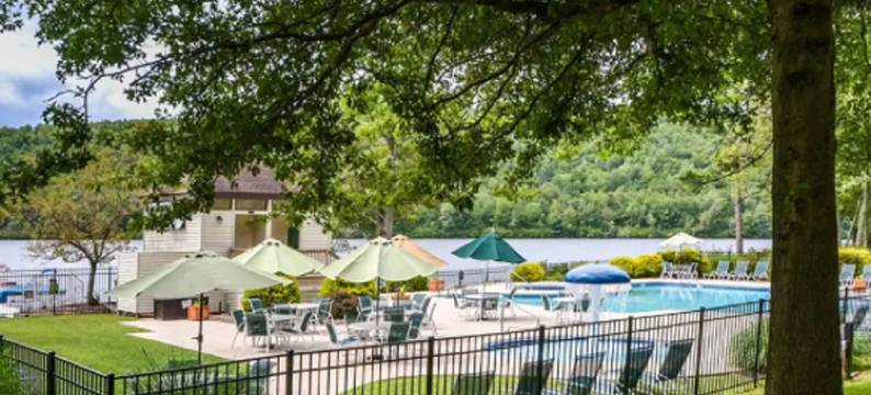 舒适波科诺熊山奔逃酒店(Cozy Pocono Mountain Escape)图片