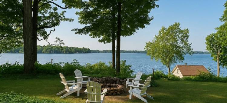 Charming 4-bedroom with views of Paw Paw Lake. Sleeps up to 10.图片