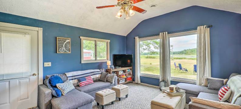 塔布斯湖小屋，带火坑，靠近滑雪场！(Cottage on Tubbs Lake w/ Fire Pit Near Skiing!)图片