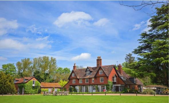 拉文伍德豪尔酒店(Ravenwood Hall Hotel)