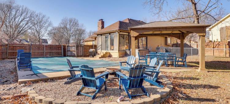 近堪萨斯城的3000平方英尺团体度假屋，带泳池(3,000-sq-ft Group Getaway w/ Pool Near Kansas City)图片