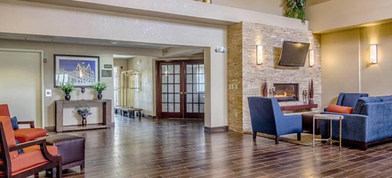 格拉夫顿锡达堡舒适套房酒店(Comfort Inn & Suites Grafton-Cedarburg)图片